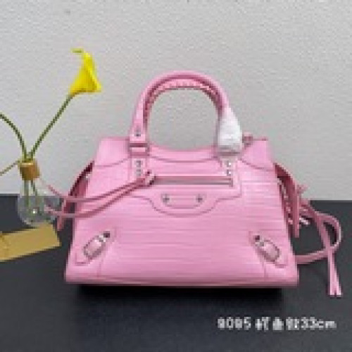 改良升級大號Balenciaga寶藏系列秋冬機車包 新寵登場啦！全新的梯形設計