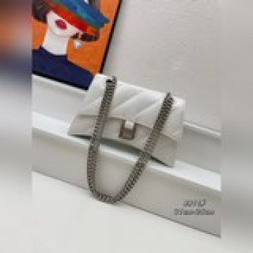 【頭層皮】 Balenciag*最新 Crush 包款強勢登場！高級感滿滿上身