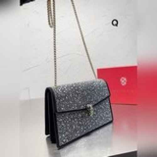 神仙顔值 【Bvlgari】寶格麗專櫃新款限量鑽包 紋，包身自帶一點微微細閃，超