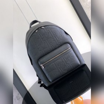 這款 Rider 2.0 雙肩背包是二零二四秋季男裝系列新品，為 Dior 的經
