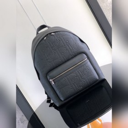 這款 Rider 2.0 雙肩背包是二零二四秋季男裝系列新品，為 Dior 的經