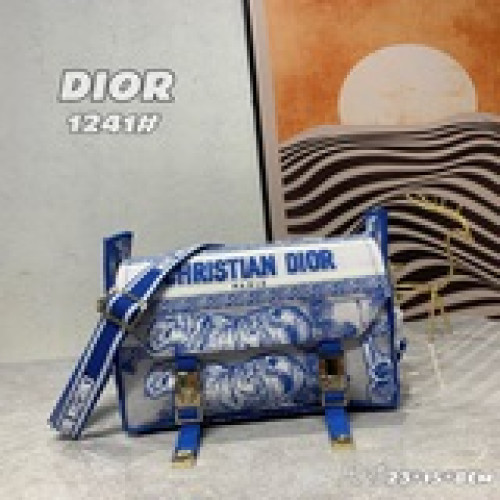 配盒子dior新款郵差包，在經典信使包的基礎上精心設計，融入 dior 的标志性