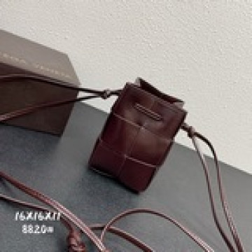 手工編織小水桶       bv最新的小可愛，延續了daniel lee的極簡