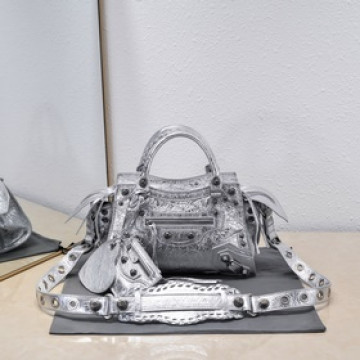 進口爆裂羊皮，顔色：銀白色，尺寸：26*13*18 Balenciaga 巴黎世