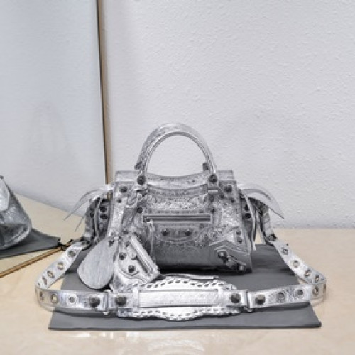 進口爆裂羊皮，顔色：銀白色，尺寸：26*13*18 Balenciaga 巴黎世