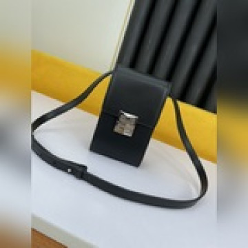 GIVENCHY 紀梵希爆款新款出貨  新款手機包 金屬磁力扣翻蓋開合  肩帶可