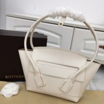 平紋小牛皮bottega veneta the arco的新設計師：dani