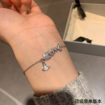 西太後土星搖擺魚鑲鑽手鍊百看不厭的土星形狀表面鑲滿鑽石，布靈布靈的很是溫柔，一