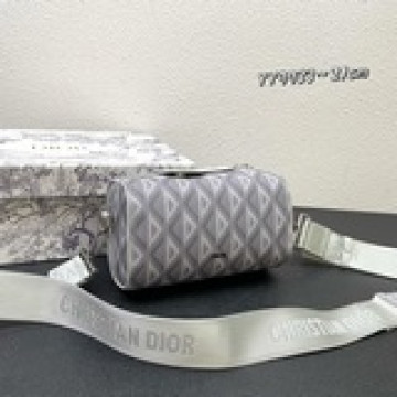 頂級原版    這款 dior lingot 信使包是本季，實用優雅，别具一