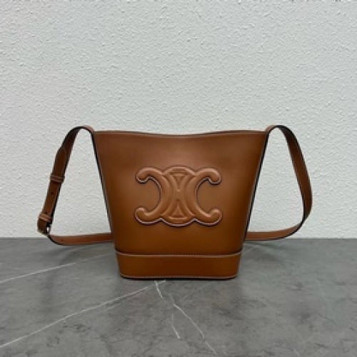 正品級 CELINE 2025春夏新款CUIR水桶、采用凱旋門立體大logo更