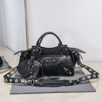 進口爆裂羊皮，顔色：黑色，尺寸：26*13*18 Balenciaga 巴黎世家