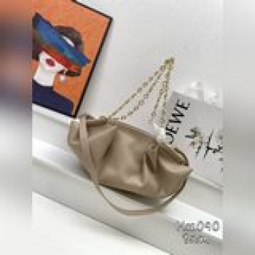 配盒子，loewe羅意威最新款腋下包，牛皮材質，手提或斜跨，餃子包～尺寸35x1