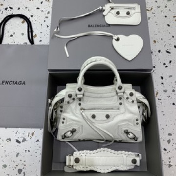 油蠟白銀扣 Balencia巴黎最新款Neo cagole機車包 這次配備了愛心