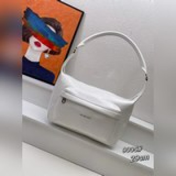、Balenciaga23夏季新品 Raver腋下包簡約設計易搭配，做舊銀色金屬