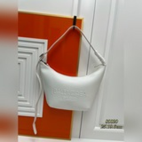 、Balenciag23年新款腋下包 全包采用小牛皮材質，超級柔軟超有質感 肩