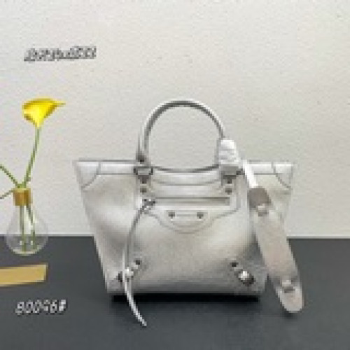油蠟牛皮 BALENCIAG* 王炸系列秋冬新寵登場啦，機車包～又酷又煞！容量