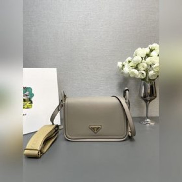 【頂級原單】 最新款（雙肩帶）1BD372到貨啦 這款Lindy 肩帶織帶 皮肩