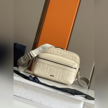 這款 Rider 2.0 拉鍊式信使包是二零二四秋季男裝系列新品，實用而精巧，是