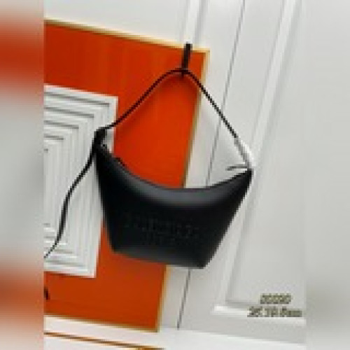 、Balenciag23年新款腋下包 全包采用小牛皮材質，超級柔軟超有質感 肩