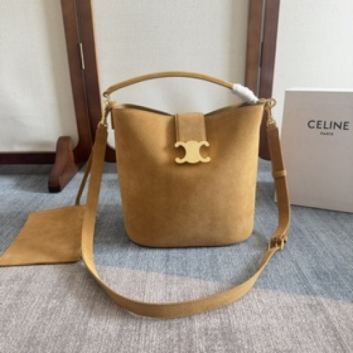 新品上線 CE家新款桶包 Louise 采用牛皮絨面革塑造 洗練流暢的水桶廓型