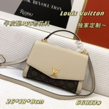 獨家定制新品，手袋采用牛皮材質配PVC老花料，風格百搭。運用對比色标志性面料，