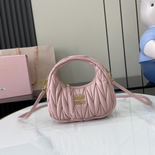MiuMiu新品迷你MiuWander手袋，采用進口小羊皮經典品牌标志性Mate