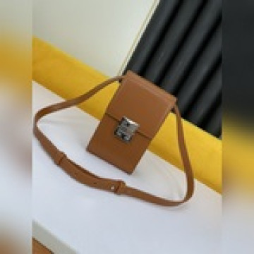 GIVENCHY 紀梵希爆款新款出貨  新款手機包 金屬磁力扣翻蓋開合  肩帶可