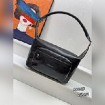 、Balenciaga23夏季新品 Raver腋下包簡約設計易搭配，做舊銀色金屬