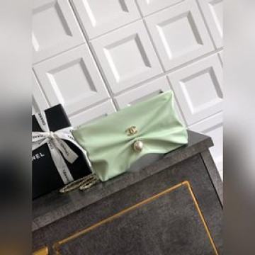 蘋果綠色 CHANEL 25S手拿手鍊包，誰看了不心動啊 金色小雙C和黑金的肩帶