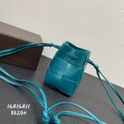 手工編織小水桶       bv最新的小可愛，延續了daniel lee的極簡