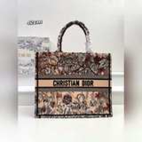這款 Book Tote 手袋由 Dior 女裝創意總監瑪麗亞·嘉茜娅·蔻麗 (
