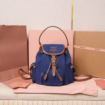 MIUMIU新品學院風 雙肩包 5BZ043，帆布與高品質小牛皮的完美搭配，厚實