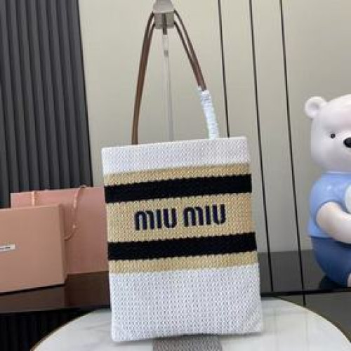 進口拉菲草編拼綿線編織托特包，這款鈎針編織托特包飾以活力的色彩拼接圖案，包身飾以
