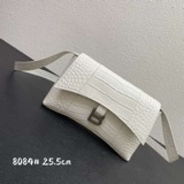 本季重磅Hourglass沙漏包， 獨特的标志性弧線形狀造型極具辨識度，一眼就讓