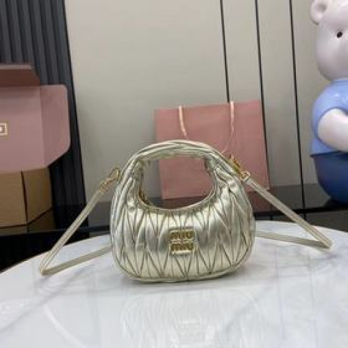 MiuMiu新品迷你MiuWander手袋，采用進口小羊皮經典品牌标志性Mate