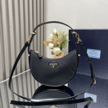 【頂級原單】 Moon手袋 1BC194雙肩帶/尼龍面料 這款簡約Moon手袋為