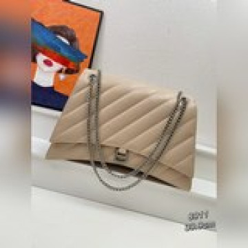 Balenciaga巴黎世家 crush鍊條包經典沙漏輪廓卻又像枕頭般柔軟，