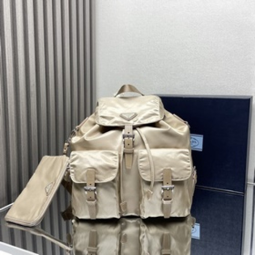 [頂級原單] 新款背包 1BZ811 新色 這款尼龍雙肩包采用精緻Saffian