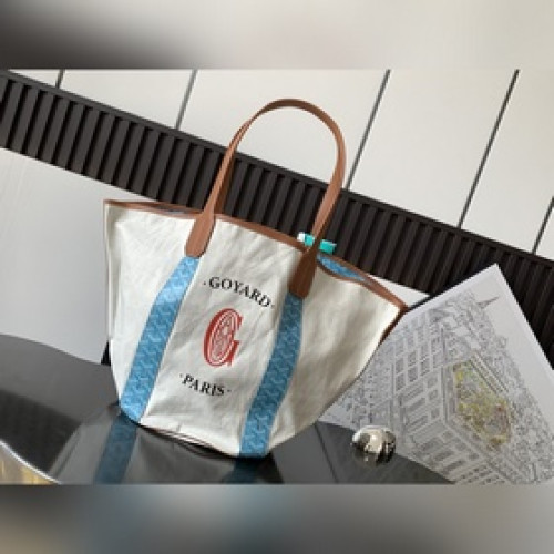 Belharra 沙灘包，這款獨有的綠松石藍色包包僅在 Plage 系列上呈現。