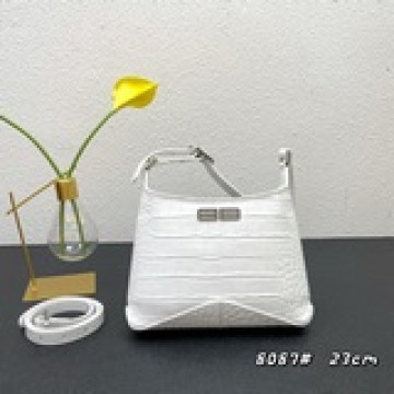 Balenciaα XX hobo腋下斜挎包很有設計感的包型 流暢的線條 非常