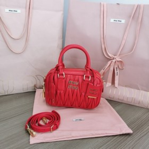 新款 紅色岀貨 5BB123：MiuMiu新品too pretty保齡球手袋，