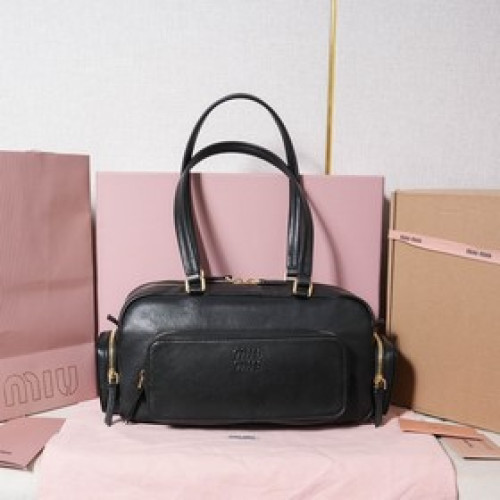 5BB175，MIUMIU新品特色款式中古機車包，超重工制做，采用柔軟水洗Nap
