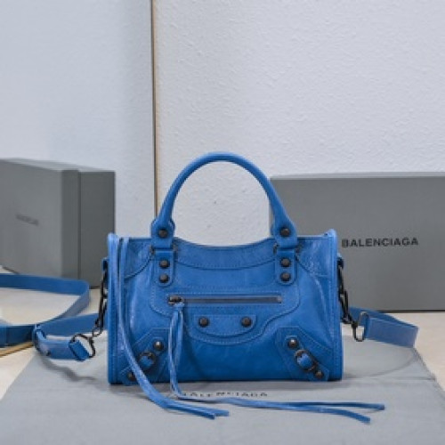 Balenciaga， 時代眼淚 機車包經典系列重現，時尚潮流，比舊版更簡潔大方