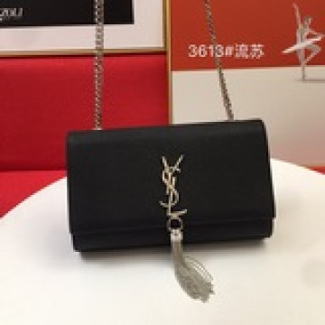 魚子醬 聖羅蘭 标志正面翻蓋包，配有馬銜索式鍊條肩帶、經典沒流蘇款，牛皮革，磁石