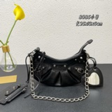 油蠟牛皮 Balenciag* Le Cagole  新品鍊條月牙包！充滿随
