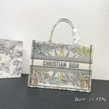 這款 Book Tote 手袋由 Dior 女裝創意總監瑪麗亞·嘉茜娅·蔻麗 (
