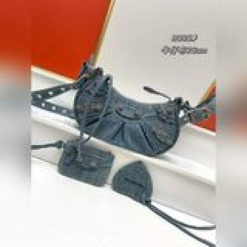 小號Balenciag Le Cagole半月包餃子包機車包今年牛仔很忙很忙，