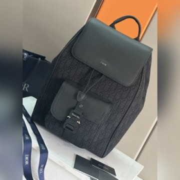 這款馬鞍雙肩背包是二零二四秋季男裝系列新品，采用時尚的原創設計，突顯馬鞍風格。采