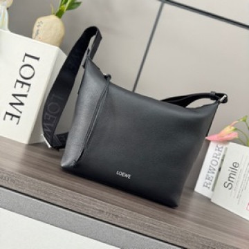LOEWE 新款柔軟粒面牛皮革CUBI 斜挎包.是一款寬敞且柔軟的手袋*可輕松适
