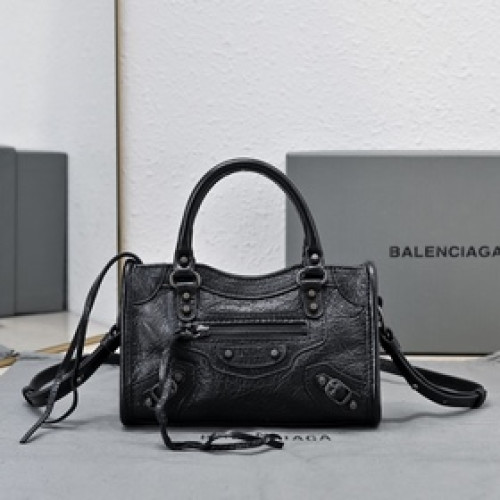 Balenciaga款 City Nano包包， nano size小巧，卻透着